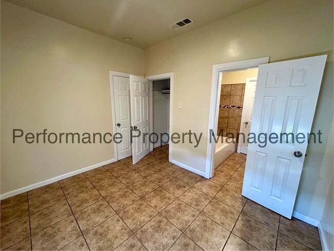 Building Photo - Charming 3 Bed/2 Bath Home w/ Large Yard