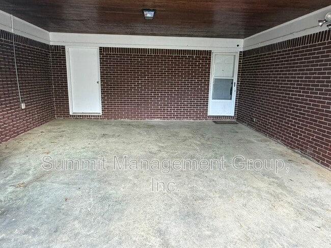 Building Photo - 200 Indian Creek Dr