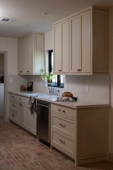 Building Photo - 4316 Bellaire Ave