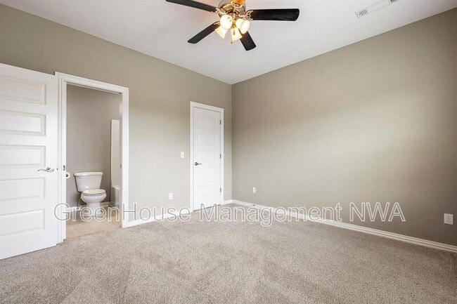 Building Photo - 3702 SW Mistletoe Ave