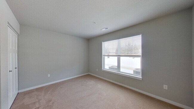 Building Photo - Condo Style Lower 2 Bedroom 2 Bathroom plus Den Apartment