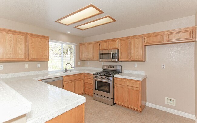 Building Photo - Large 4 Bedroom, 2.5 Bath Home with Large 3 Car Garage!!