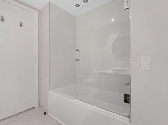 Building Photo - 481 Brickell Ave