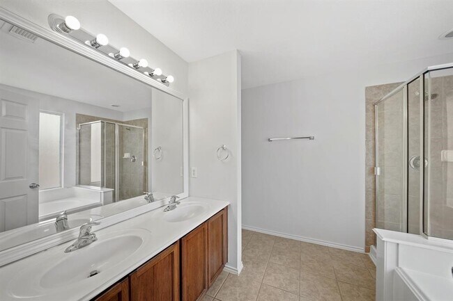 Building Photo - 5826 Kenwood