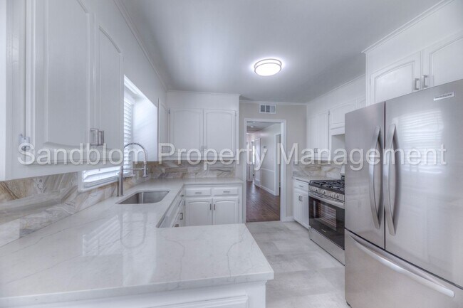 Building Photo - 5169 S Troost Ave