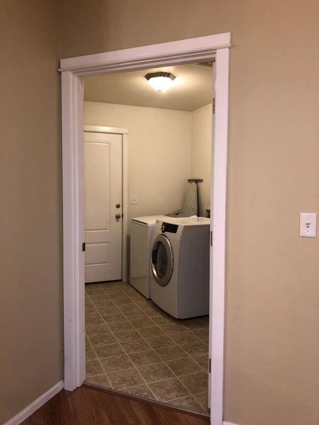 Building Photo - 3 Bed, 2 Bath Dallas Home!