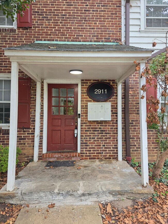 Building Photo - 2911 W Queen Ln