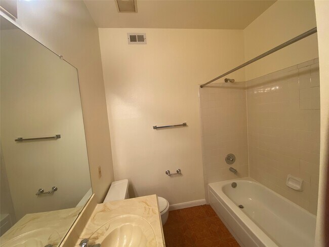 Building Photo - 2856 Holly Hall St