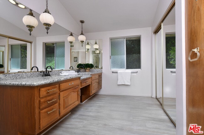 Building Photo - 16142 Bayberry Pl