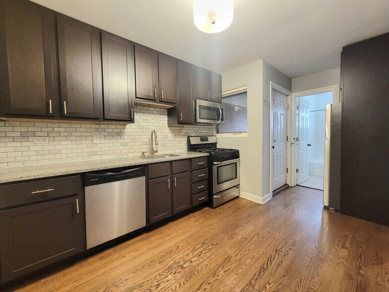 Kitchen - 8029 Lake St