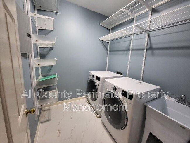 Building Photo - 2438 Kings Arms Dr