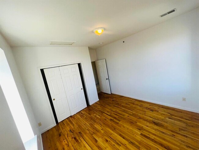 Building Photo - 250 S Orange Ave