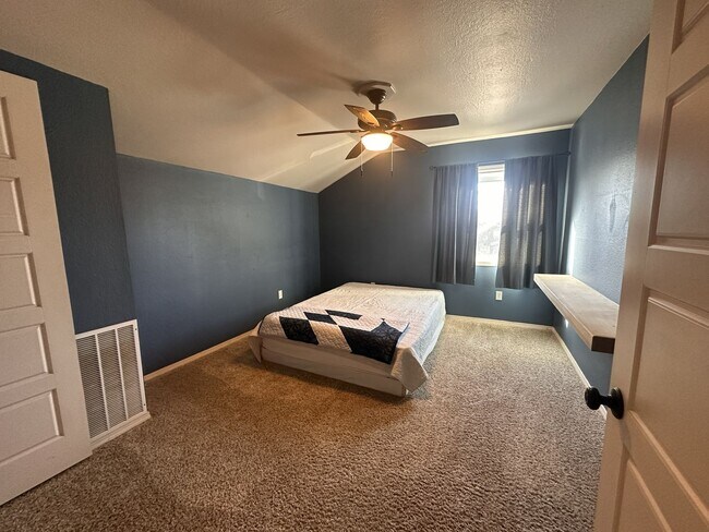 Building Photo - 3-bedroom, 2-bathroom Home