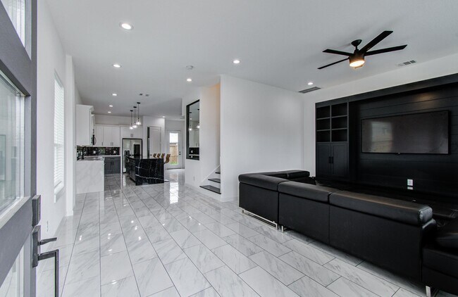 Building Photo - 5905 Crest Ct