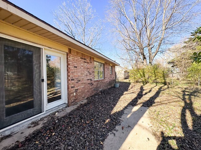 Building Photo - 3bd/2ba Fayetteville Home Available!