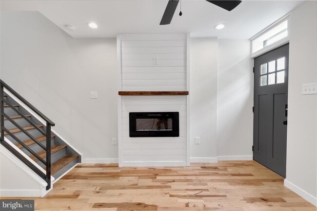 Building Photo - 2039 E Letterly St