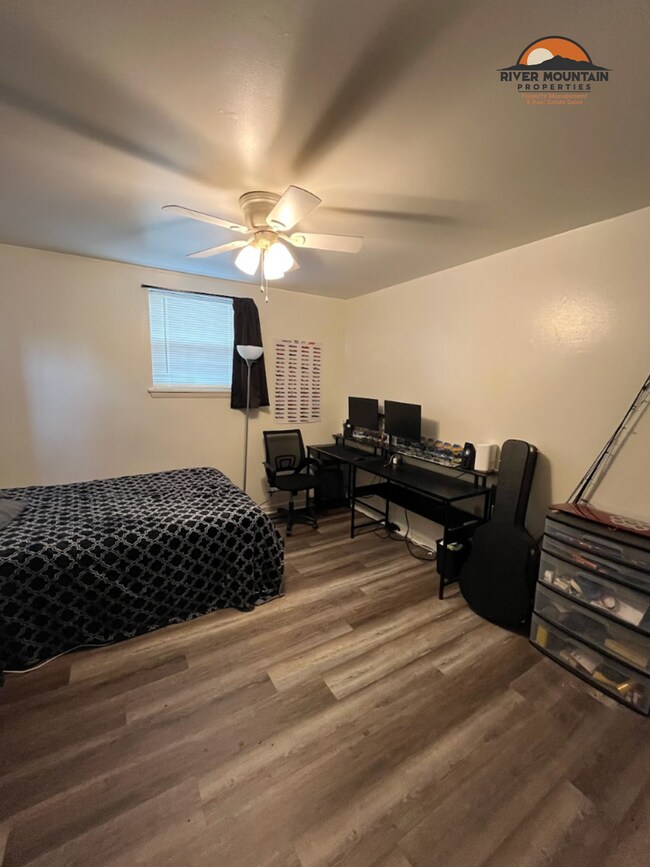 Building Photo - Updated Apartment Near Downtown – Prime Location!