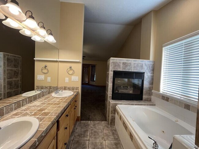 Building Photo - 6363 Murray Bluffs Dr