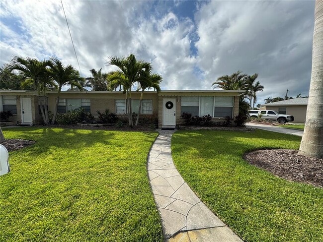 Building Photo - 303 Colonia Ln W