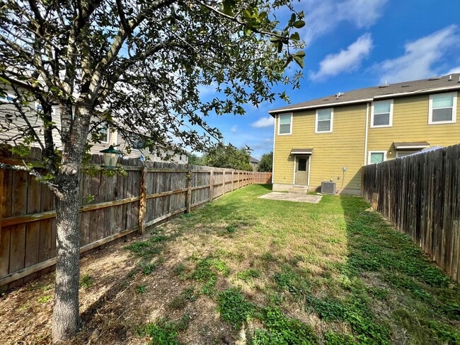 Building Photo - Lovely townhome | 3 bed/2.5 bath | End unit | near UT Medical Center/Lackland AFB/USAA!