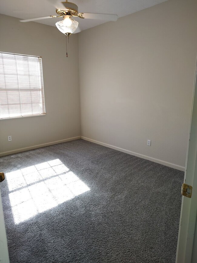 Building Photo - Spacious Home Conveniently Located in a Quiet Neighborhood!