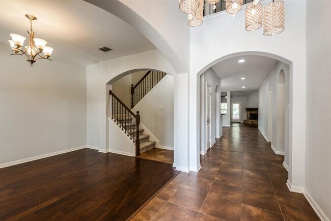Building Photo - 628 Bottle Brush Dr