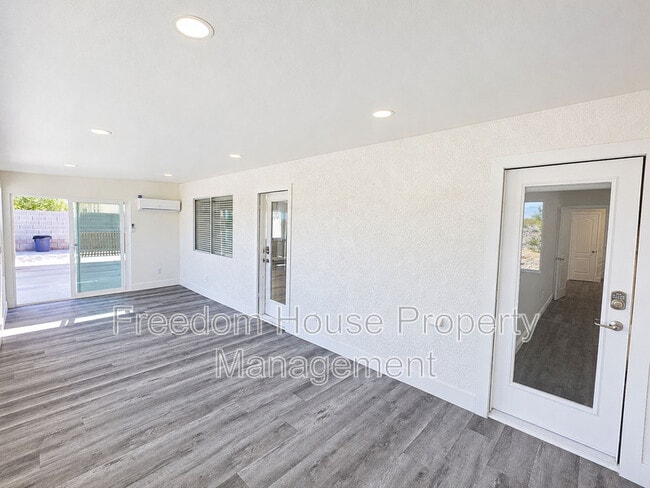 Building Photo - 3630 E Vineyard Dr N