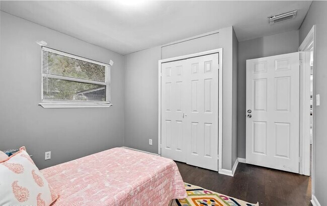 Building Photo - 6944 Cherbourg Ave S