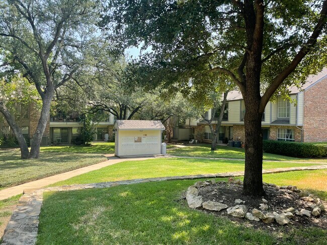Building Photo - 2535 Wedglea Dr
