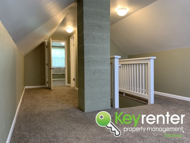 Building Photo - Recently Remodeled 3bd/1.5Bath Tacoma House!