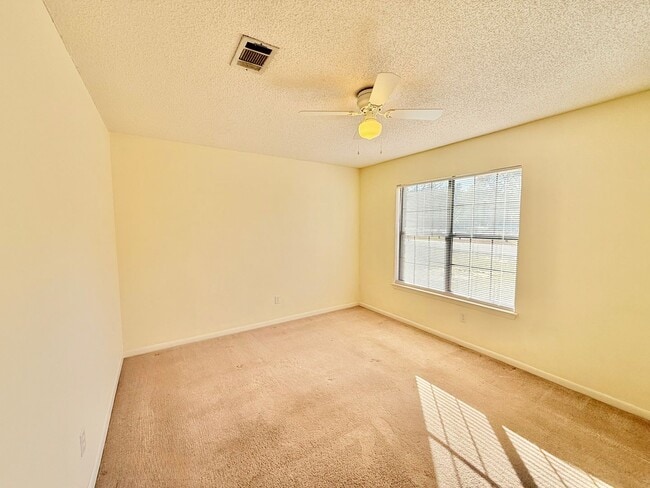 Building Photo - ??Spacious 3-Bedroom Home - Large Lot