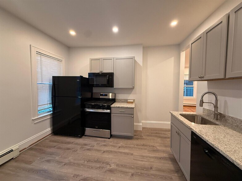 Building Photo - 37 Oak St