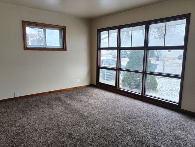 Building Photo - Spacious 4 BR Single Home