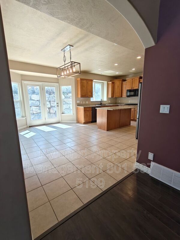Building Photo - 2896 E Lookout Dr