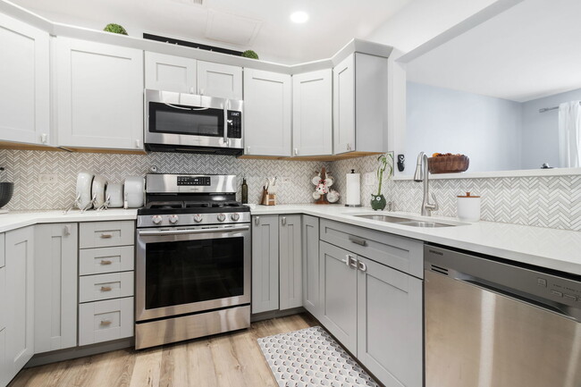 Building Photo - 986 Four Seasons Blvd