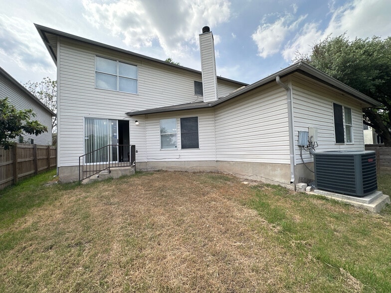 Building Photo - Room in House on Heyerdahl Dr