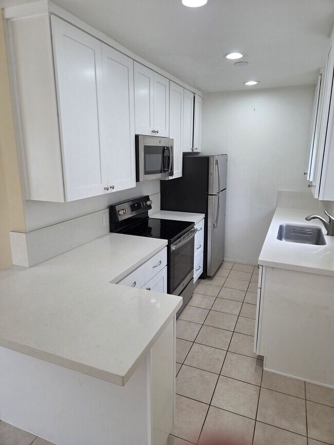 Building Photo - Emerald (3 unit detached)