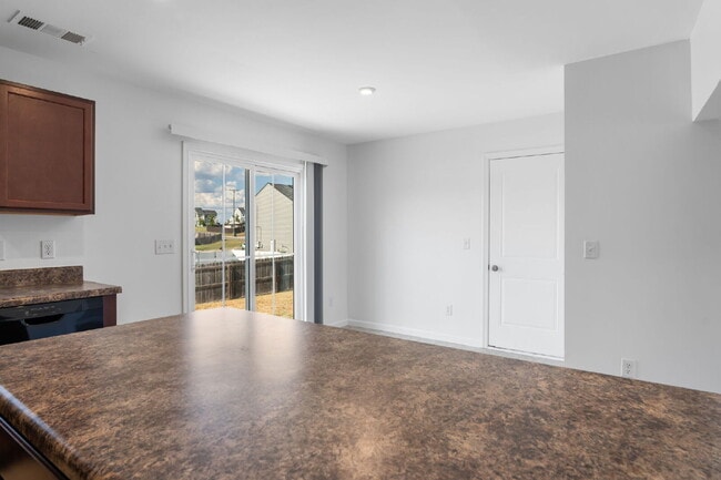 Building Photo - Spacious 4-Bedroom Home for Rent in Prime ...