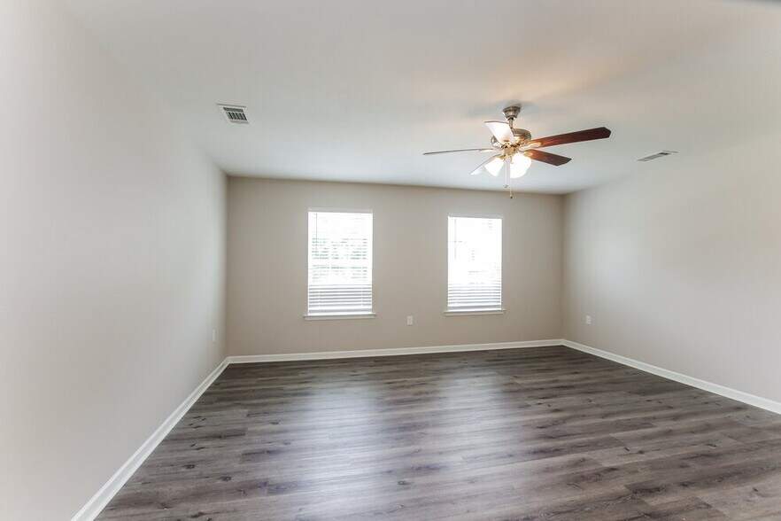 Building Photo - 4933 Broad Leaf Ct