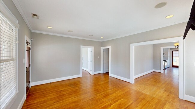 Building Photo - 2100 Rozzelles Ferry Rd