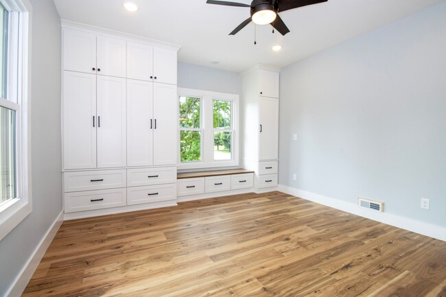 Building Photo - Three Bedroom Condo