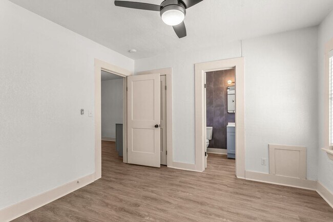 Building Photo - One Bedroom Boutique Apartment in the Plaza