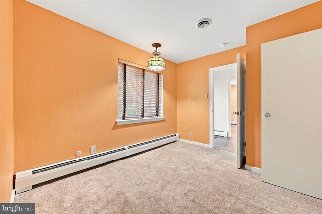 Building Photo - 840 Delmont Dr