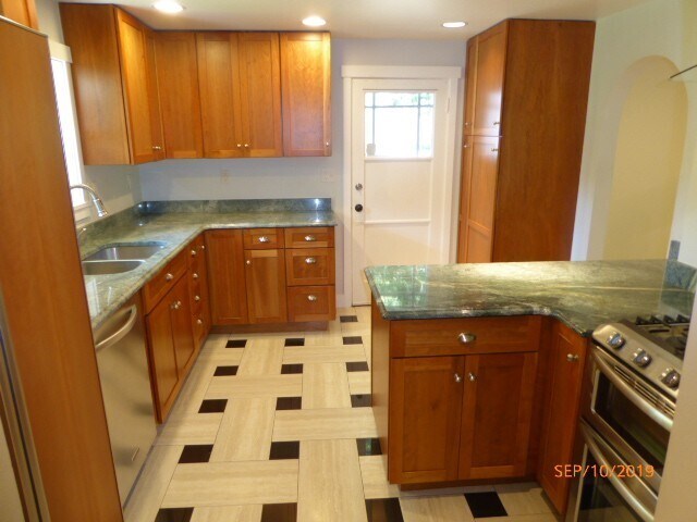 Building Photo - Remodeled 4 Bed 2 Bath Home Near Downtown ...