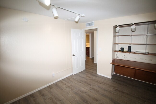 Building Photo - 7932 E Rosewood St