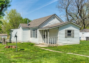 Building Photo - 2 Bedroom 1 Bath - Pyramid Properties!!