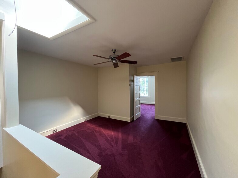 Sitting room/den - 915 W 33rd St