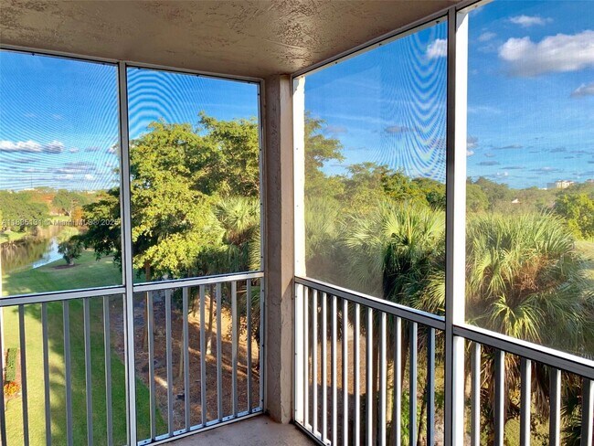 Building Photo - 250 Jacaranda Dr