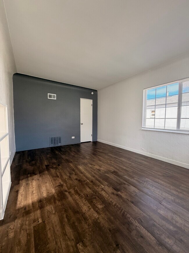 Building Photo - 2811 S Lincoln-2813