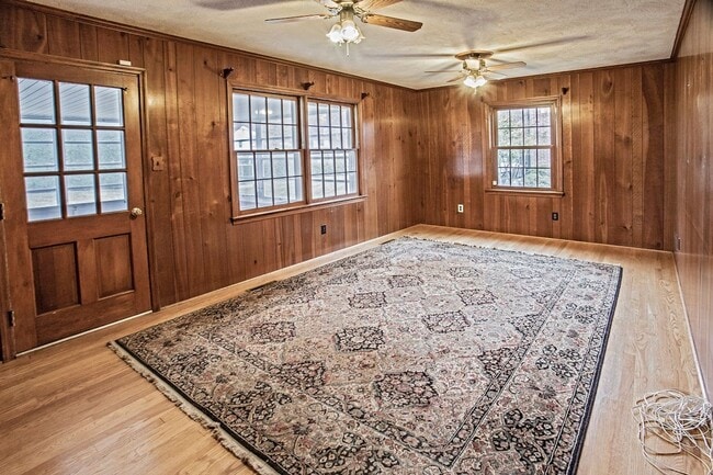 Building Photo - Lovely Colonial Home in Sharpley